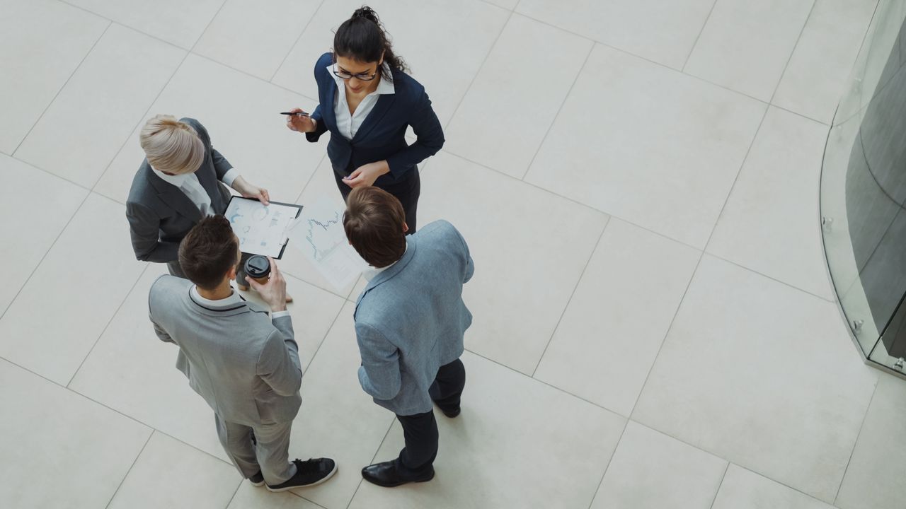 Groupe de professionnels d'affaires collaborant dans un bureau.